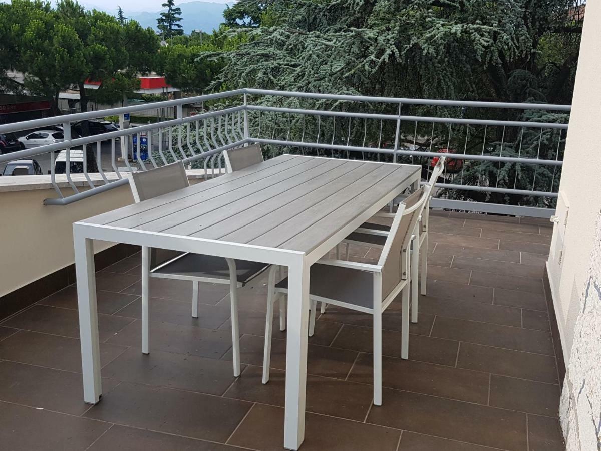 Appartamento Casa Savoia Desenzano del Garda Esterno foto